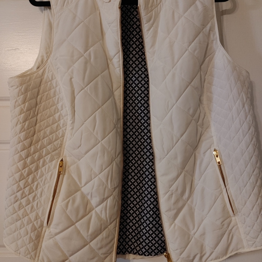 White quilted Crown & Ivy vest size 1X in good used condition.